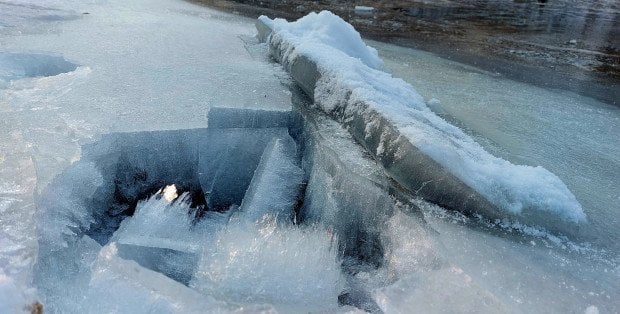 Na Mazowszu rzeki skuwa lód. „Nasze lodołamacze w gotowości”