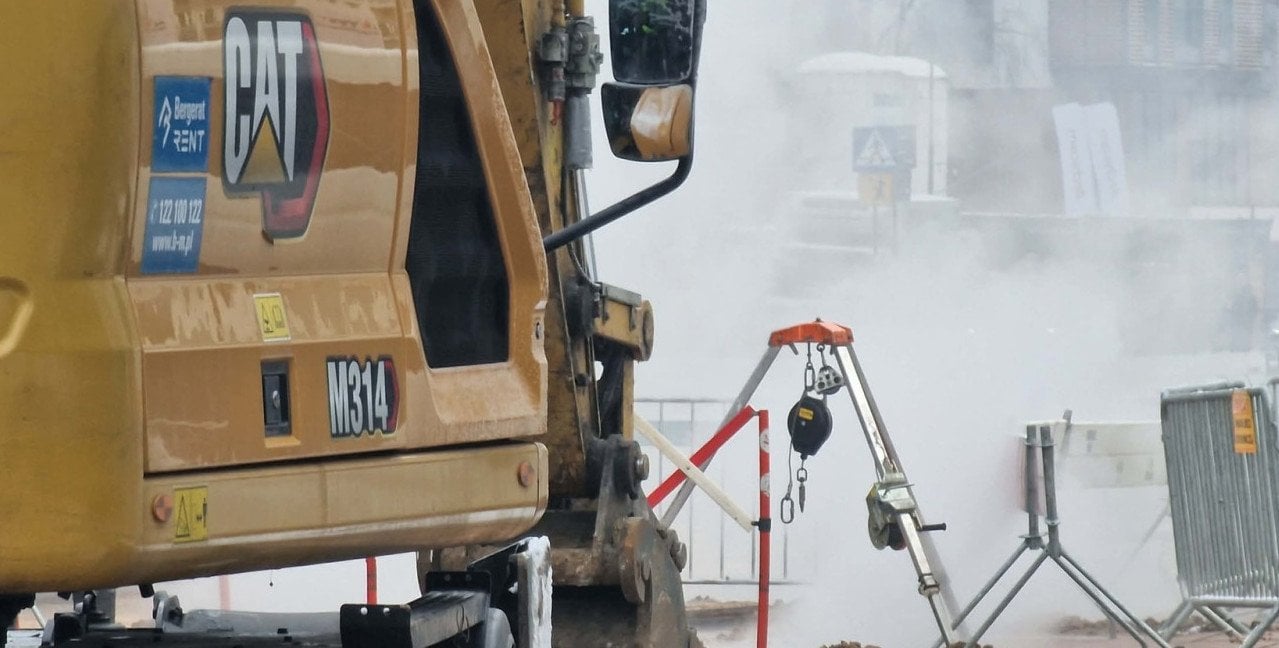Wpadła w gorącą kałużę po awarii na Grzybowskiej. Ma poparzenia drugiego stopnia