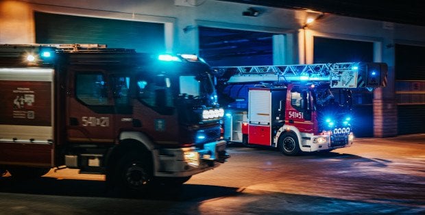 Pożar w bloku w Ursusie. Strażacy ewakuowali 60-letnią kobietę