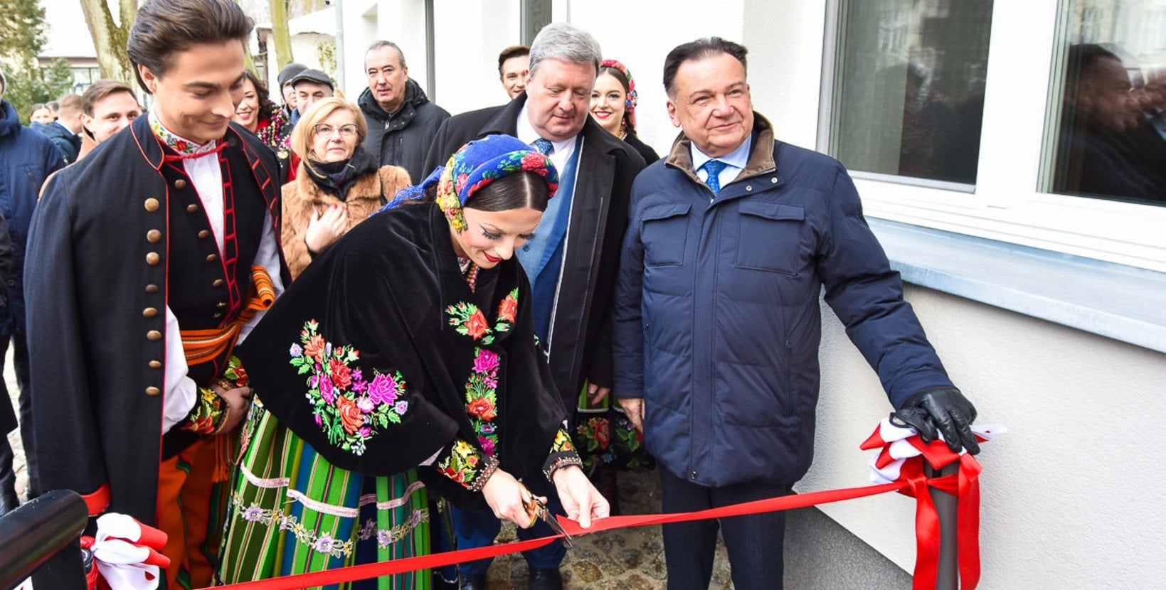 Artyści Zespołu Ludowego Pieśni i Tańca „Mazowsze” z nowoczesną bursą