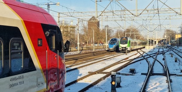 Utrudnienia na kolei w Warszawie. Pociągi opóźnione choćby o 1,5 h