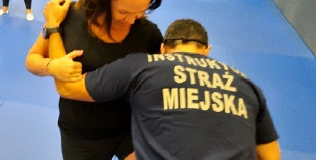 Jak być bezpieczną w wielkim mieście? Warsztaty samoobrony ze strażą miejską