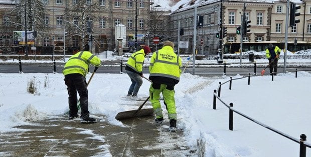 Nieodśnieżone chodniki w stołecznych parkach? „Ludzie chcą chodzić bezpiecznie”