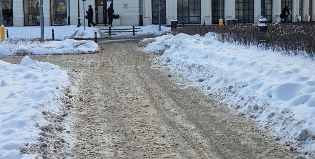 Odśnieżanie to nasz obowiązek. Straż miejska zapowiada kontrole przy posesjach