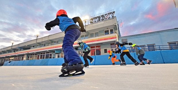 Taniec, łyżwy czy kręgle? Podpowiadamy, jak spędzić ferie zimowe w stolicy