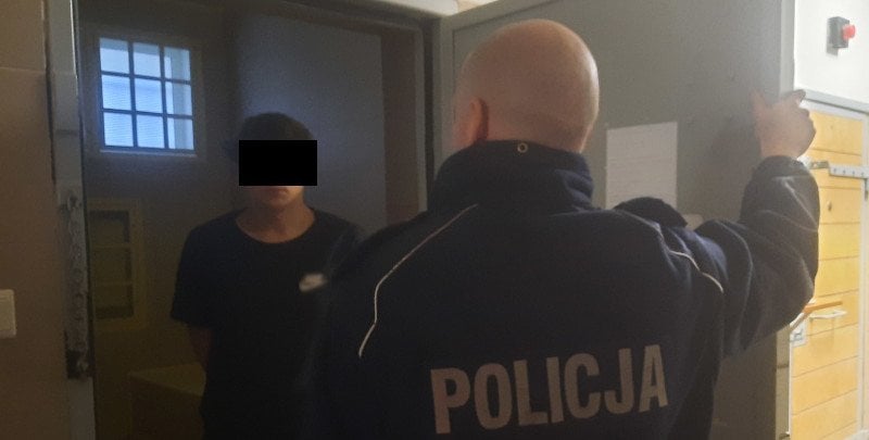 15-latek miał grozić nożem dostawcy jedzenia, a jego kolega miał stać na czatach