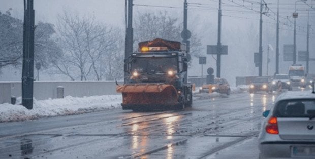 Gołoledź na Mazowszu, jest alert RCB. Ekspert radzi, jak jeździć