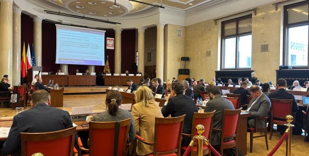 Likwidacja przedszkoli, zmiany w szkołach, koncesje alkoholowe. Dziś sesja rady Warszawy