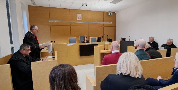 87-latek spadł z noszy i zmarł. Ruszył proces przeciwko trzem medykom pogotowia