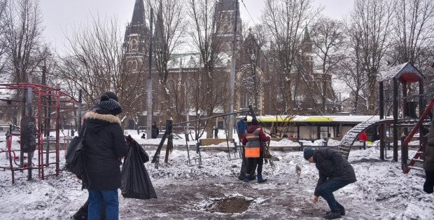Lwów. Eksplozja rosyjskiego drona na placu zabaw obok pomnika Bandery