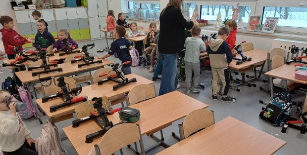 Mają rozładować stres i poprawić koncentrację. Rowerki w szkole w Siedlcach