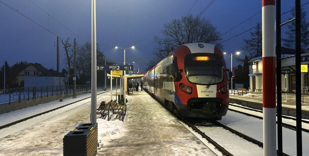 Wypadek na przejeździe kolejowym w Milanówku. Utrudnienia w kursowaniu pociągów