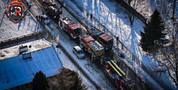 Pożar bloku w Józefowie. Jedna osoba ranna, czterdzieści ewakuowanych