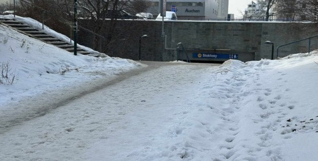 Śnieg i warstwa lodu przy wejściu do metra. „Trzeba gwałtownie coś z tym zrobić”