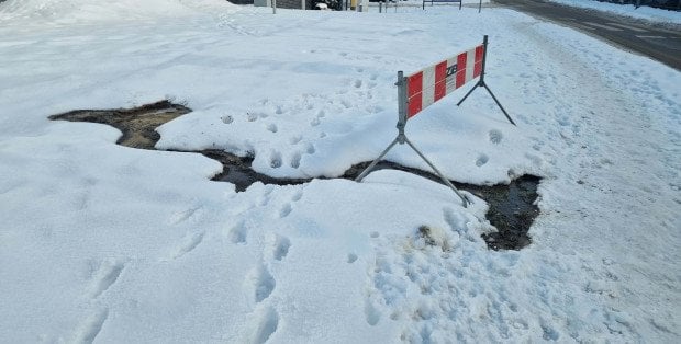 Tajemnicze „źródełko” w Wesołej. „Nie wiemy, skąd wypływa woda”