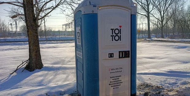 Mimo mrozów muszą korzystać z „toi toiów”. Kierowcy miejskich autobusów apelują