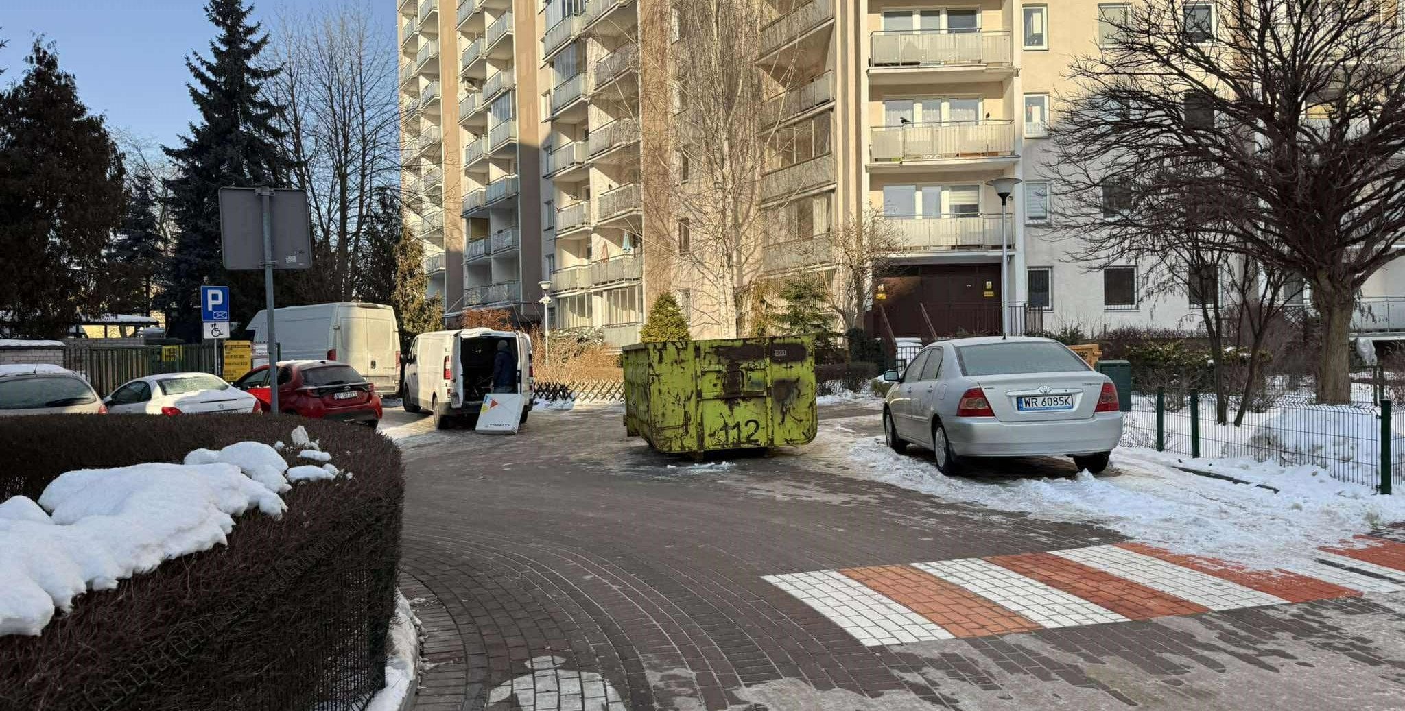 To koniec dramatu mieszkańców? Trwa sprzątanie mieszkania uciążliwego sąsiada