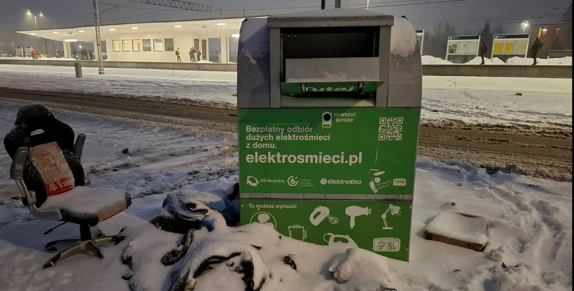 „To zaśmiecanie przestrzeni publicznej”. Przy pojemnikach na elektroodpady meble i używana odzież