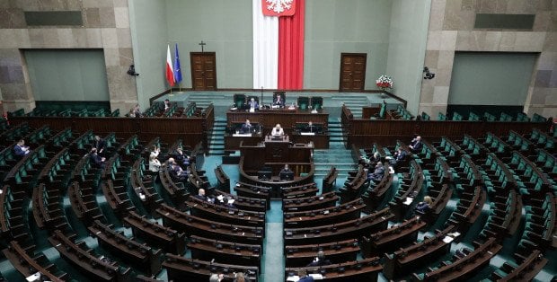 Będzie zakaz reklamy alkoholu i prohibicja na stacjach? Dziś zajmie się tym Sejm