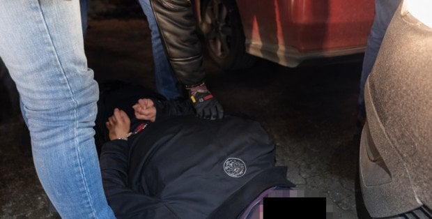 Szukali go policjanci, zaparkował obok radiowozu. Zatrzymany 35-latek na parkingu w Jankach