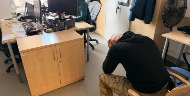 Włamał się do salonu, ukradł i zniszczył włosy za ponad 800 tys. zł.