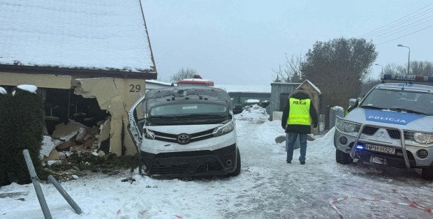 Samochód wjechał w dom jednorodzinny. Są ranni