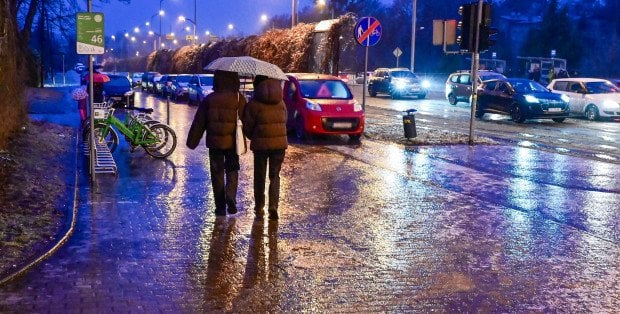 Marznące opady i gołoledź na Mazowszu. Są ostrzeżenia pogodowe i alert RCB