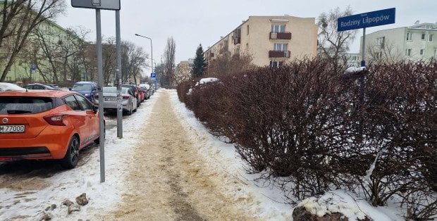 „W tym roku to jest tragedia”. Warszawiacy o odśnieżaniu chodników