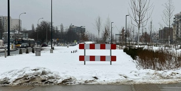 Muszą manewrować między pieszymi. „Urwana” ścieżka dla rowerów przy parku nad POW