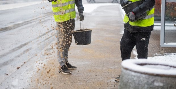 Ślisko na całym Mazowszu. Liczne wypadki, pełne SOR-y i wnioski o odszkodowania
