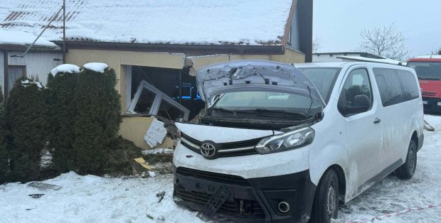 Samochód wjechał w dom jednorodzinny. „Domagamy się budowy zabezpieczeń”