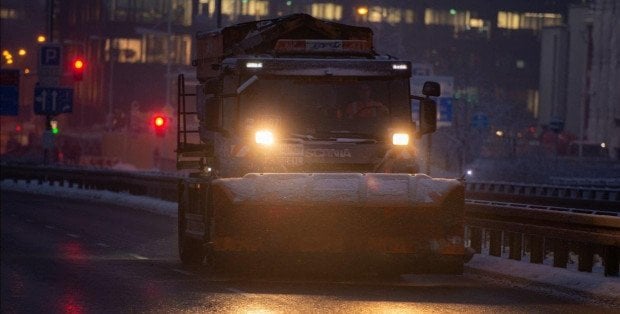 Gęsta mgła i oblodzenie. Trudne warunki na drogach Mazowsza