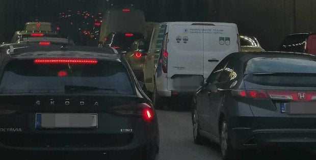 Karambol na S2. Korek na 6 km, dwie osoby ranne