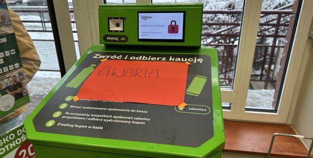 Awarie pojemników i zbiórki butelek do pustych kartonów. Czy system kaucyjny się sprawdza?