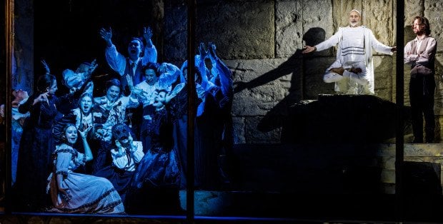 „To uniwersalna opowieść o ludziach, choć ubrana w XIX-wieczny kostium”. „Dziedzictwo” w Teatrze Żydowskim