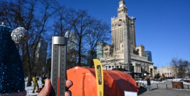 Autobusy grzewcze na ulicach miasta i namioty z ciepłymi napojami