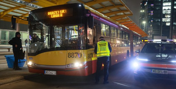Mrozy w Warszawie. Na ulice wyjeżdżają autobusy specjalnej linii „Ogrzej mnie”