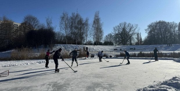 Treningi hokeja na lodzie na stawie na Kamionkowskich Błoni Elekcyjnych