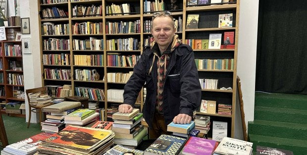 Książki sięgały aż do sufitu. Antykwariusz o niezwykłych znaleziskach w Warszawie