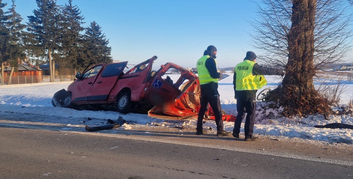 Uderzył w ciężarówkę, a potem w drzewo. Trzy osoby nie żyją po wypadku w powiecie makowskim