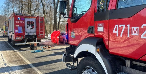 Śmiertelny wypadek na DW 632. Samochód uderzył w drzewo, nie żyje kierowca