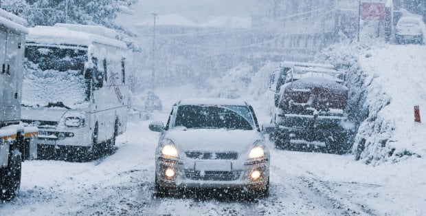 Silne mrozy zmorą kierowców. Co robić, gdy samochód nie odpala?