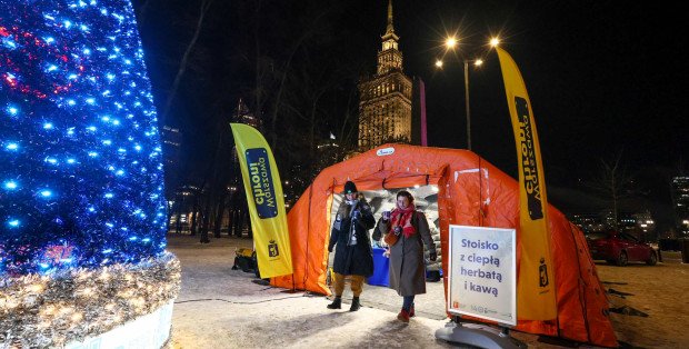Ogrzewane namioty i specjalne autobusy. Jak stolica walczy z silnym mrozem?