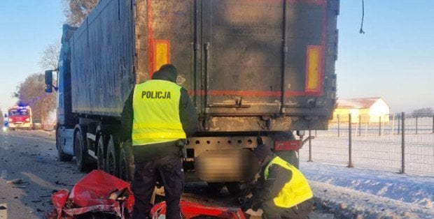 Naczepa była źle oznaczona? Śledztwo ws. wypadku busa, w którym zginęły trzy osoby