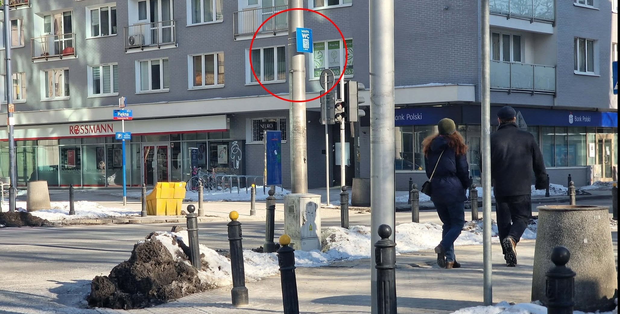 Tabliczki z kodem QR wskazują toalety. Warszawiacy: są za wysoko i nie dla wszystkich