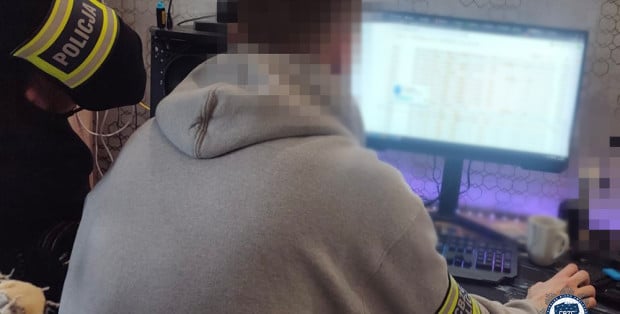Miał atakować strony internetowe z całego świata. 20-latek zatrzymany