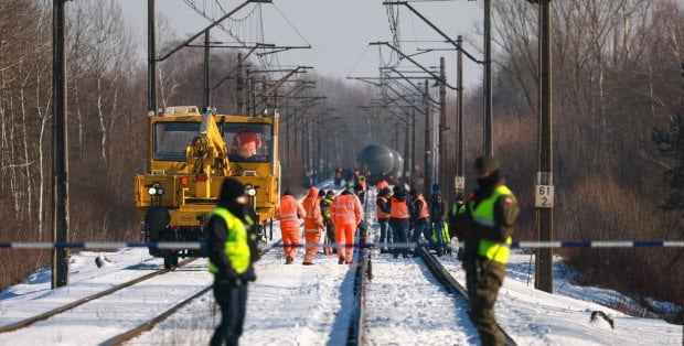 Wykolejony pociąg pod Piasecznem. Około południa przepompowanie cystern