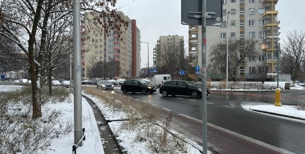 Uwaga, kierowcy i piesi. Na drogach Mazowsza jest bardzo ślisko