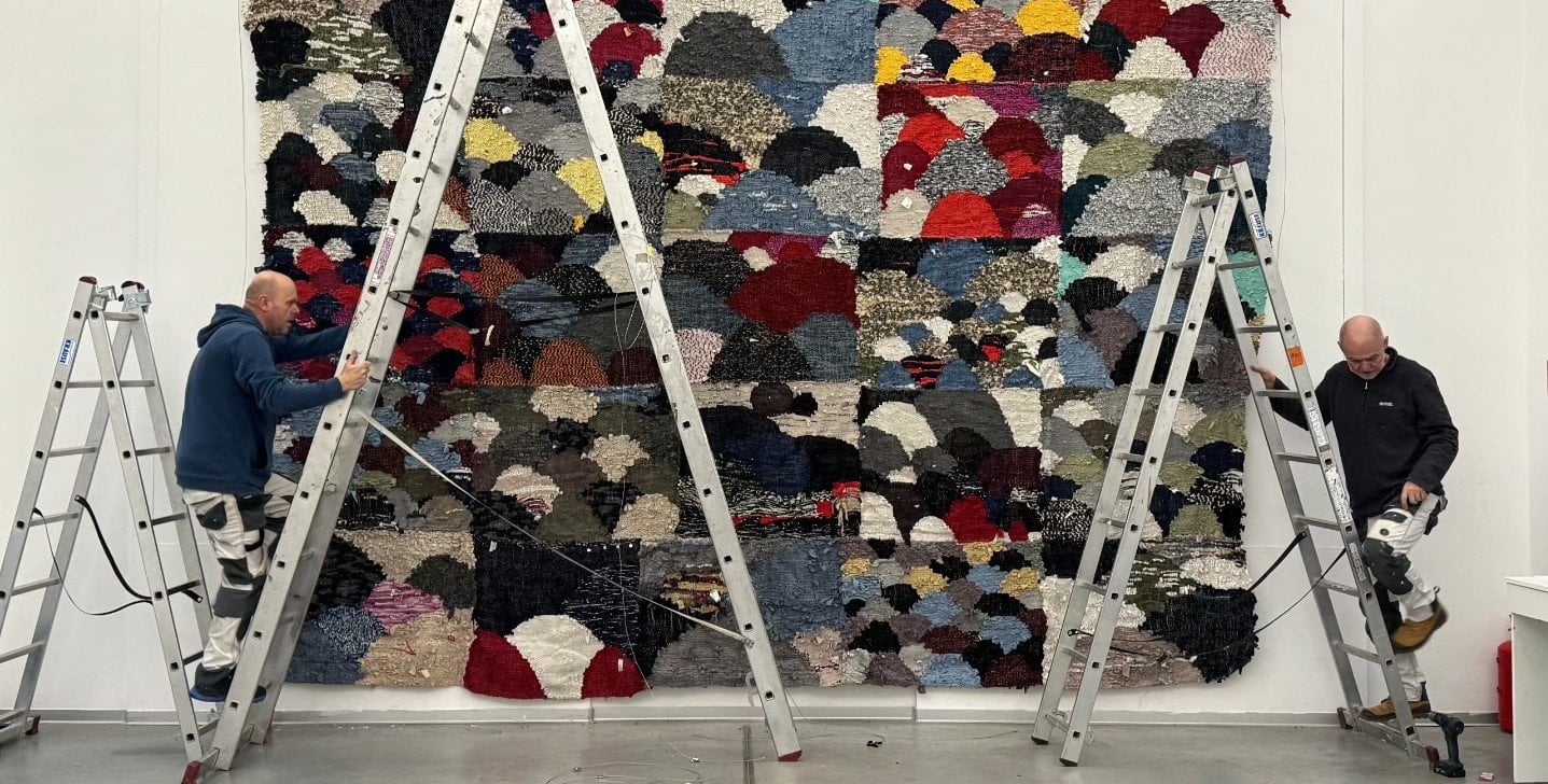 „Polska Szkoła Tkaniny była rewolucją”. Wystawa „Soft power” w warszawskiej ASP