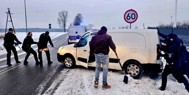 Drogi w Warszawie i okolicach bardzo śliskie. Jest apel policji